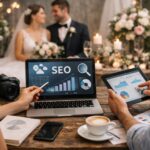 Profesionales del sector bodas y eventos trabajando una estrategia de SEO y marketing digital en un entorno elegante de celebración.