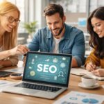Profesionales del sector educación y formación trabajando una estrategia de posicionamiento SEO y marketing digital en una oficina