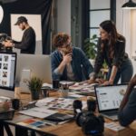 Equipo del sector comunicación de producción creativa revisando diseño gráfico y estrategia de marca en un entorno profesional