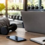 Profesional del sector agroalimentario analizando una estrategia de email marketing en un entorno de producción alimentaria con apoyo de herramientas digitales