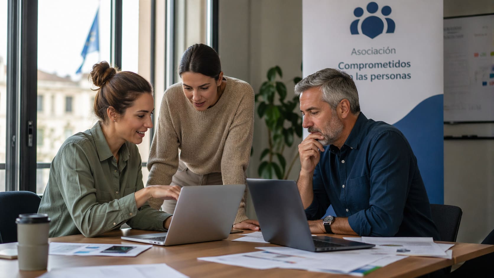 Profesionales del sector público y asociaciones trabajando una estrategia de email marketing en un entorno institucional y digital