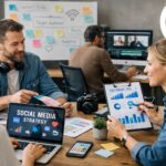 Equipo de comunicación y producción creativa trabajando en estrategia de social media, contenidos digitales y reputación de marca en una oficina moderna