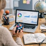 Profesional del sector educativo planificando una estrategia de social media y reputación digital en un entorno de formación.