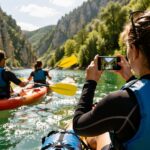 Grupo de personas disfrutando de una experiencia de turismo activo en un entorno natural mientras capturan contenido con el móvil, representando la gestión de social media y la reputación de marca del sector.