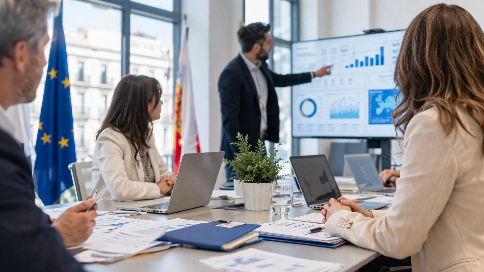 Equipo profesional del sector público y asociaciones analizando una estrategia de publicidad digital y marketing online en una oficina moderna