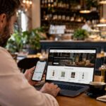 Profesional del sector de hostelería y restauración gestionando la tienda online y la estrategia digital de un negocio gastronómico en un entorno de restauración.